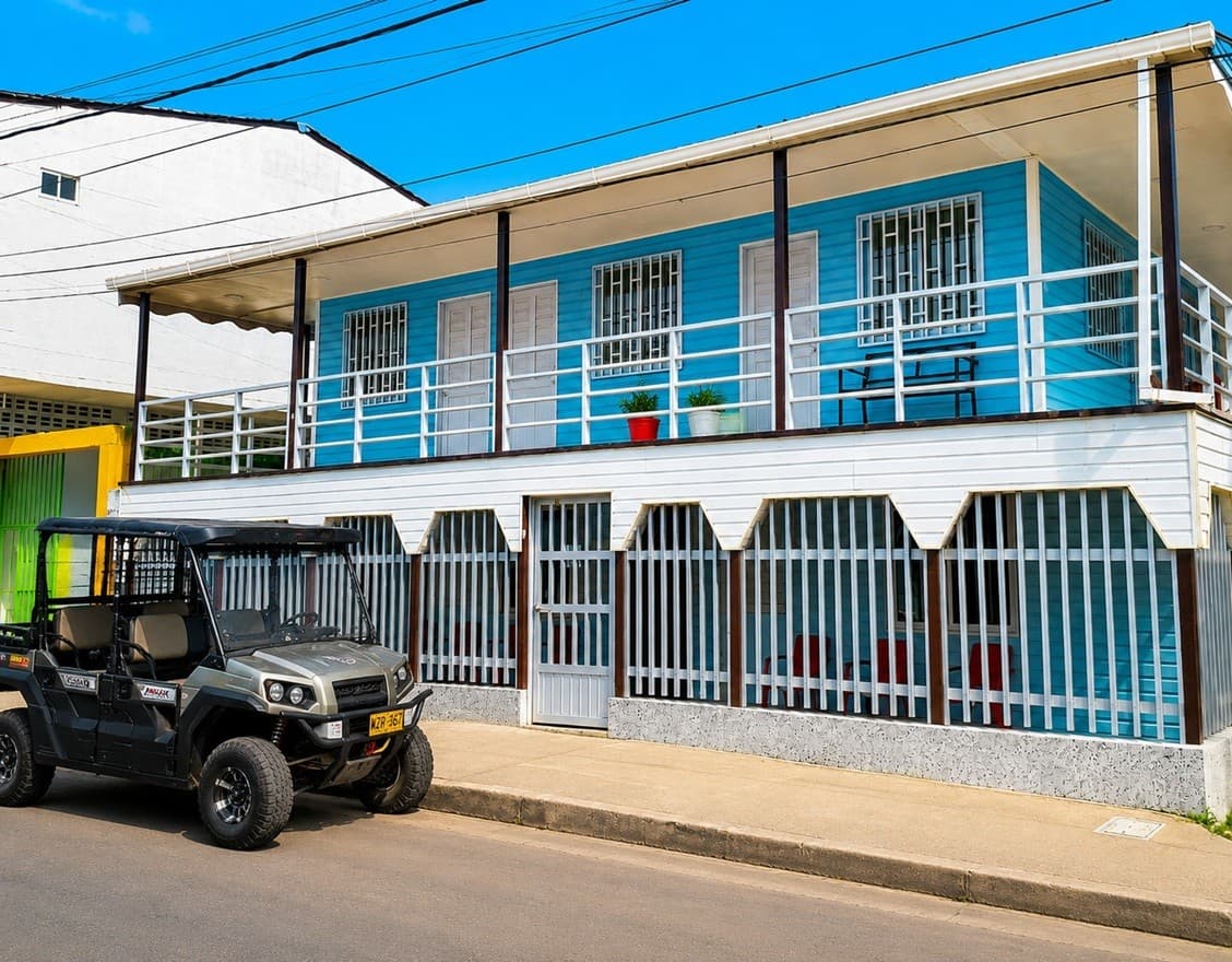Recepción de Taybo House con personal atendiendo a un huésped