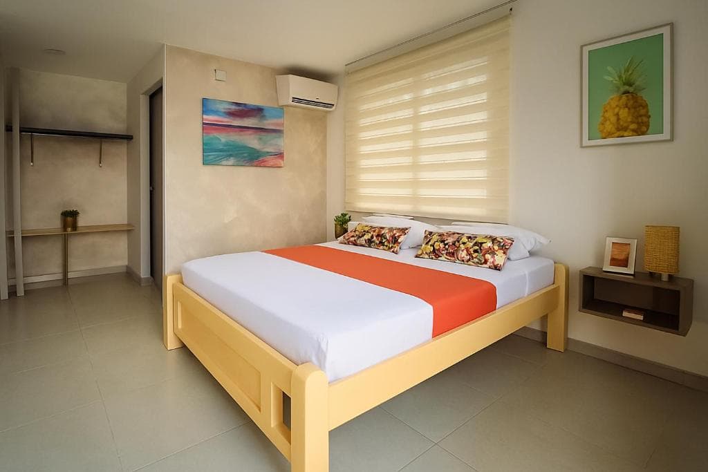 Habitación Matrimonial de Taybo House con cama queen, aire acondicionado y baño privado