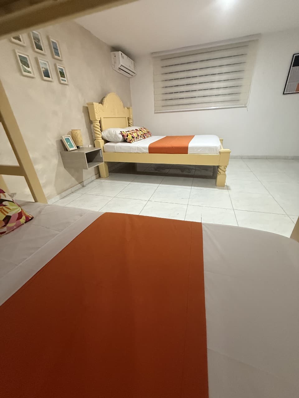 Habitación Familiar Múltiple de Taybo House para hasta 5 personas, con dos camas dobles y una individual